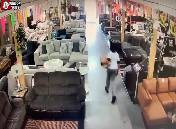 Video :A guy completely ruins a furniture business by setting it on fire